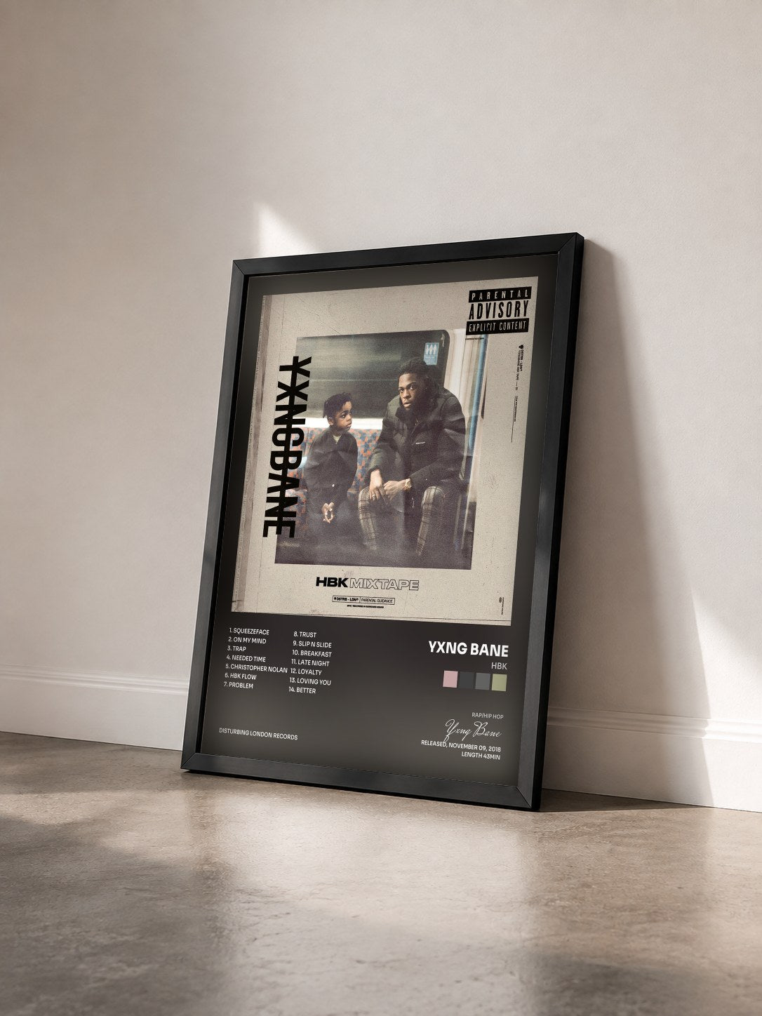#noir Tableau de l'album HBK de Yxng Bane vu de trois quarts, cadre noir