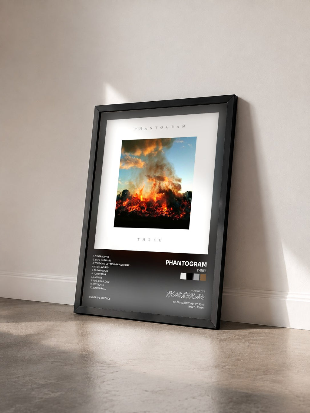 #noir Tableau de l'album Three de PHANTOGRAM vu de trois quarts, cadre noir