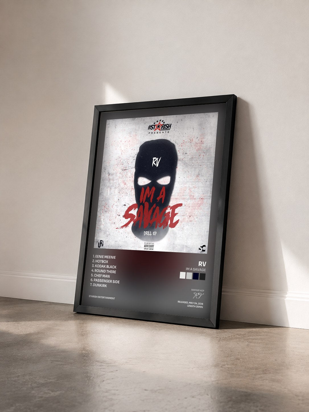 #noir Tableau de l'album IM A SAVAGE de RV vu de trois quarts, cadre noir