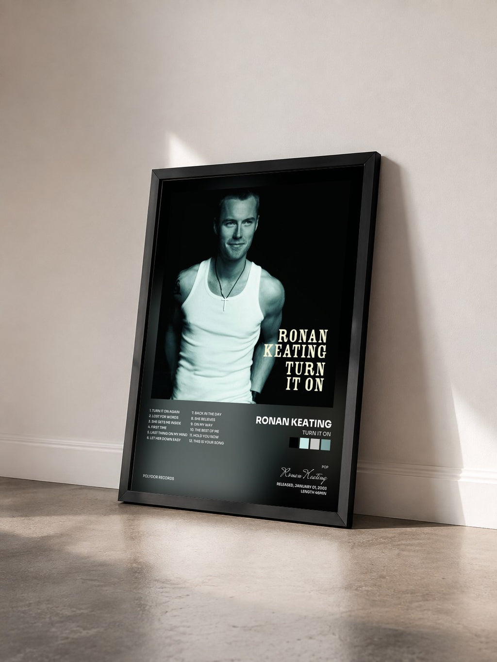 #noir Tableau de l'album Turn It On de Ronan Keating vu de trois quarts, cadre noir