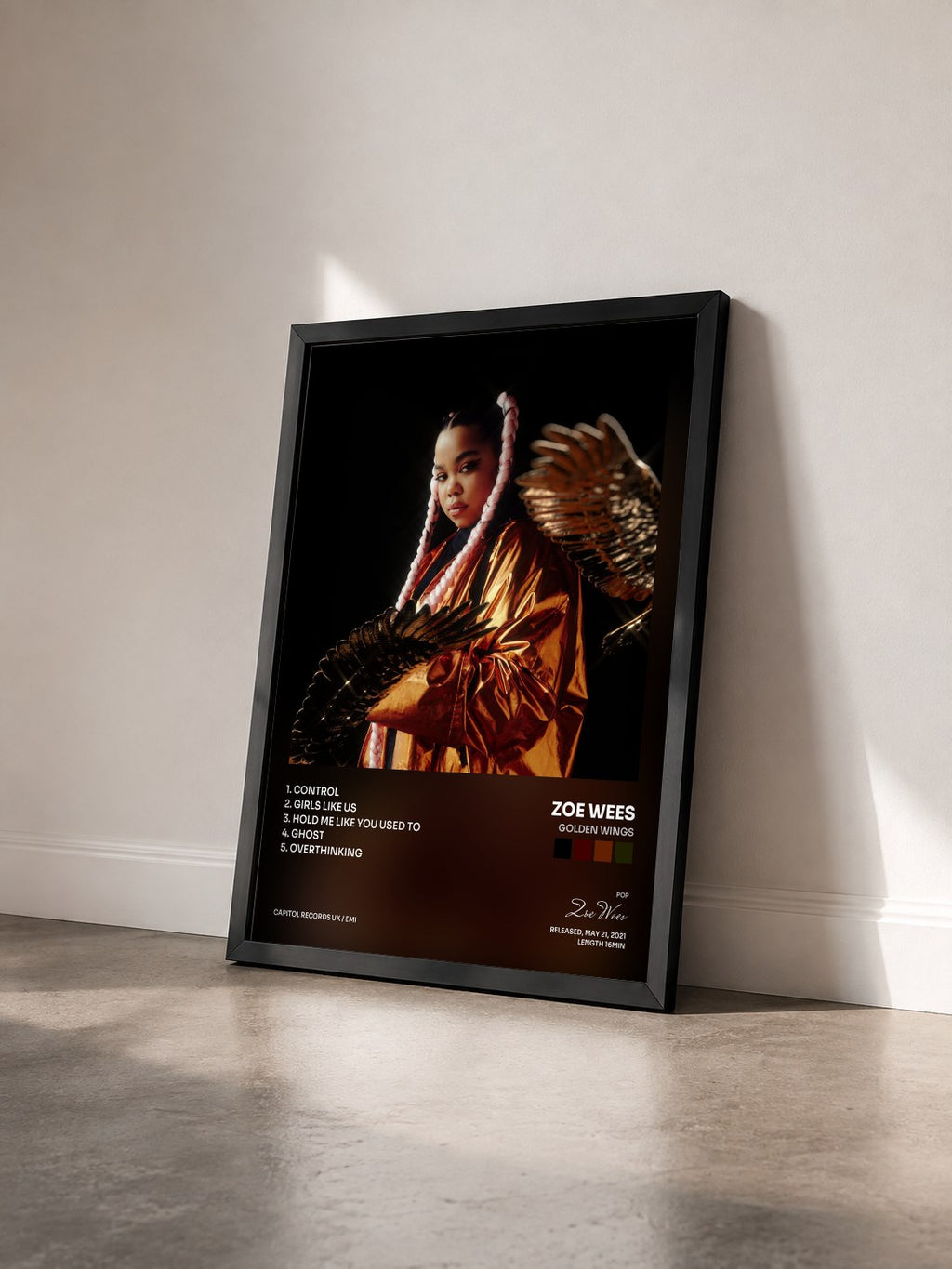 #noir Tableau de l'album Golden Wings de Zoe Wees vu de trois quarts, cadre noir