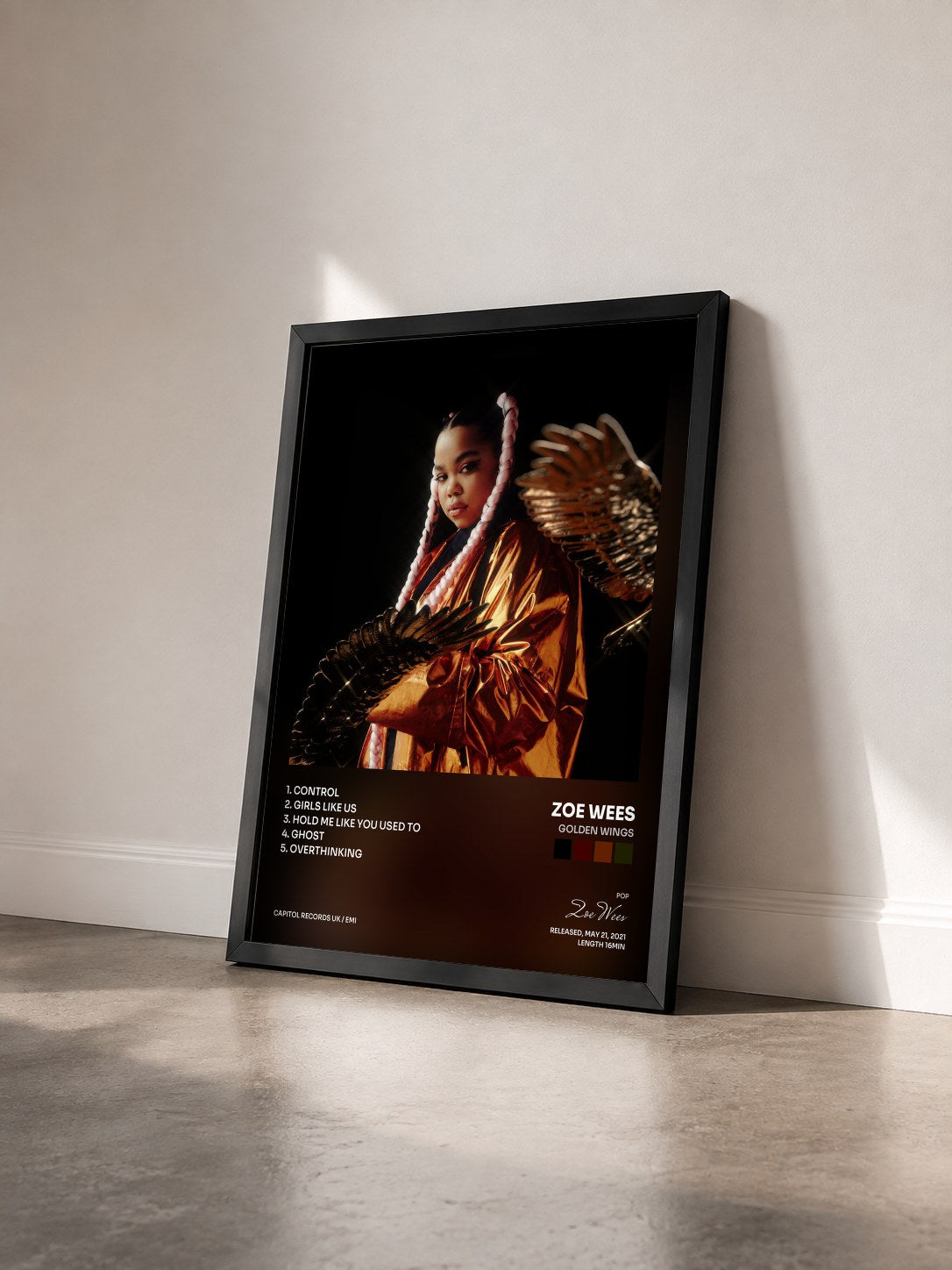 #noir Tableau de l'album Golden Wings de Zoe Wees vu de trois quarts, cadre noir