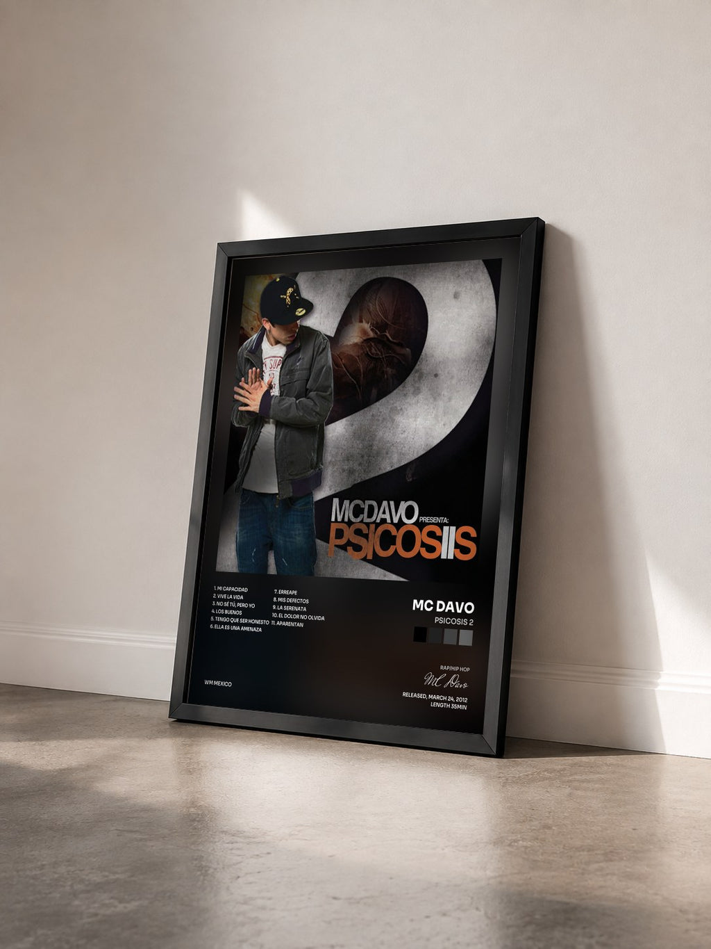 #noir Tableau de l'album Psicosis 2 de MC Davo vu de trois quarts, cadre noir