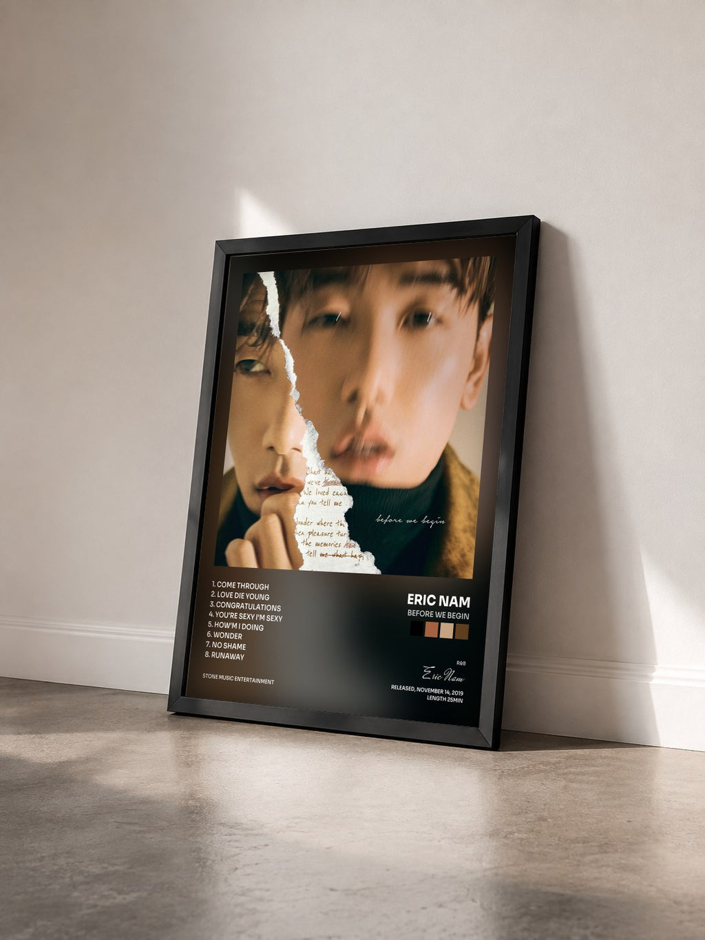 #noir Tableau de l'album Before We Begin de Eric Nam vu de trois quarts, cadre noir