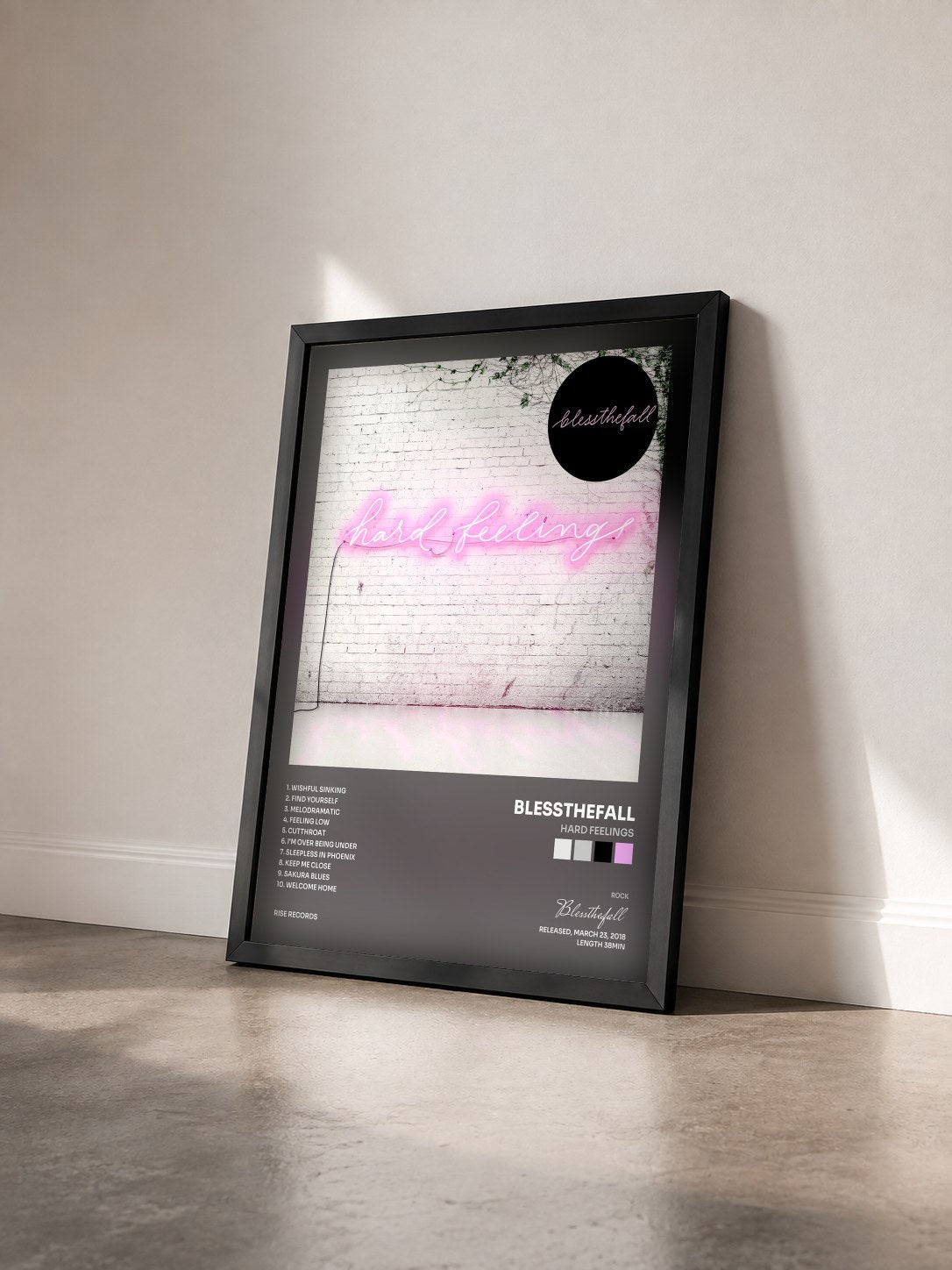 #noir Tableau de l'album Hard Feelings de Blessthefall vu de trois quarts, cadre noir