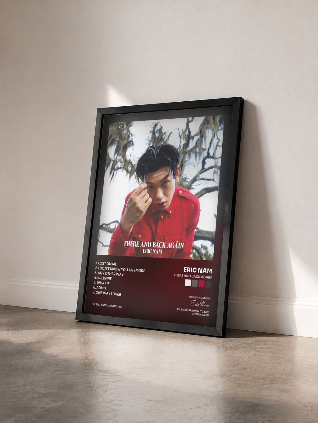 #noir Tableau de l'album There And Back Again de Eric Nam vu de trois quarts, cadre noir