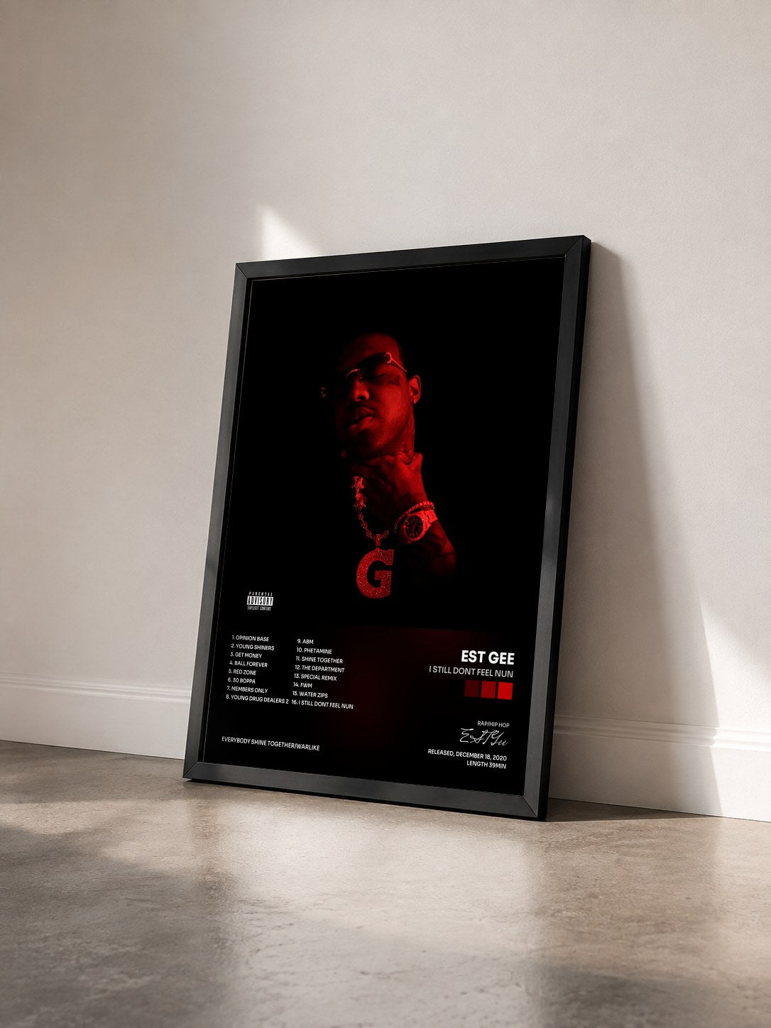 #noir Tableau de l'album I Still Dont Feel Nun de EST Gee vu de trois quarts, cadre noir