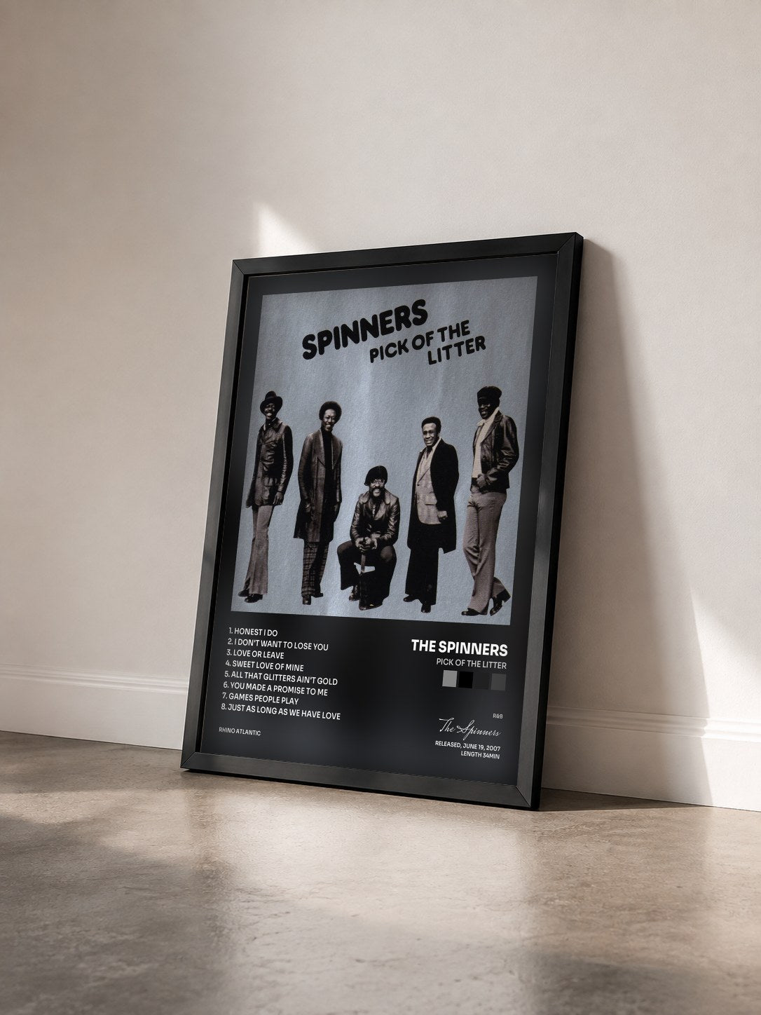 #noir Tableau de l'album Pick of the Litter de The Spinners vu de trois quarts, cadre noir