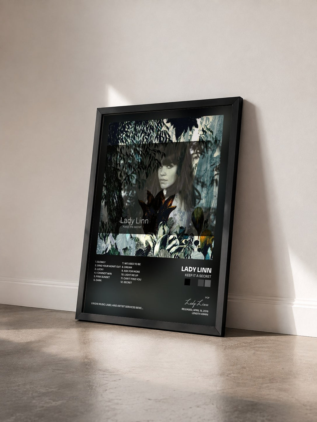 #noir Tableau de l'album Keep It A Secret de Lady Linn vu de trois quarts, cadre noir