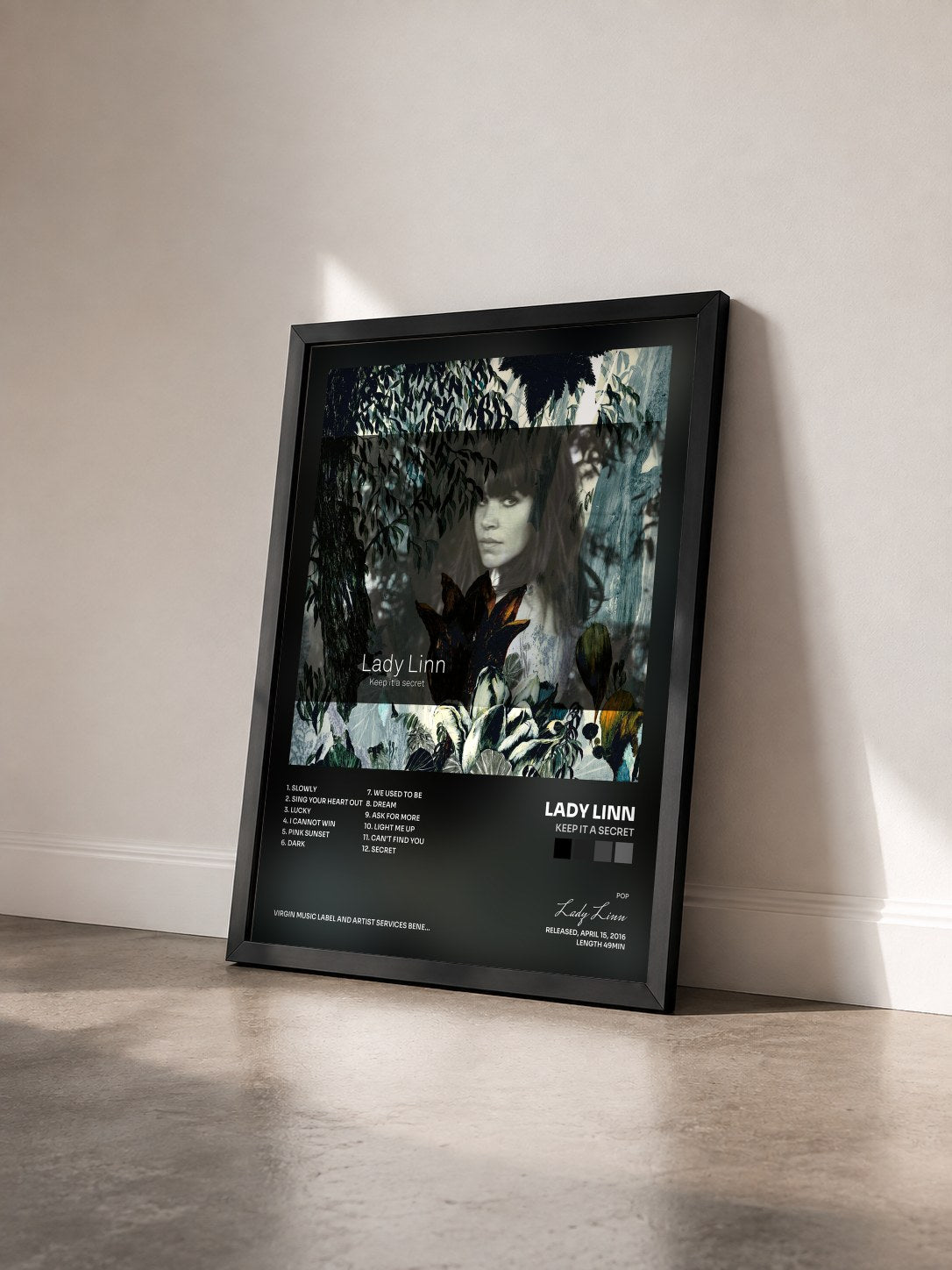 #noir Tableau de l'album Keep It A Secret de Lady Linn vu de trois quarts, cadre noir