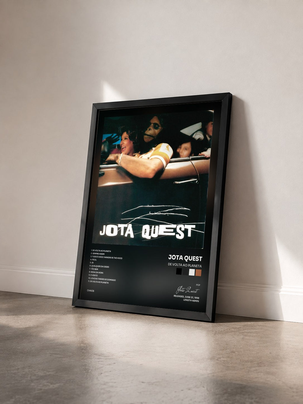 #noir Tableau de l'album De Volta Ao Planeta de Jota Quest vu de trois quarts, cadre noir