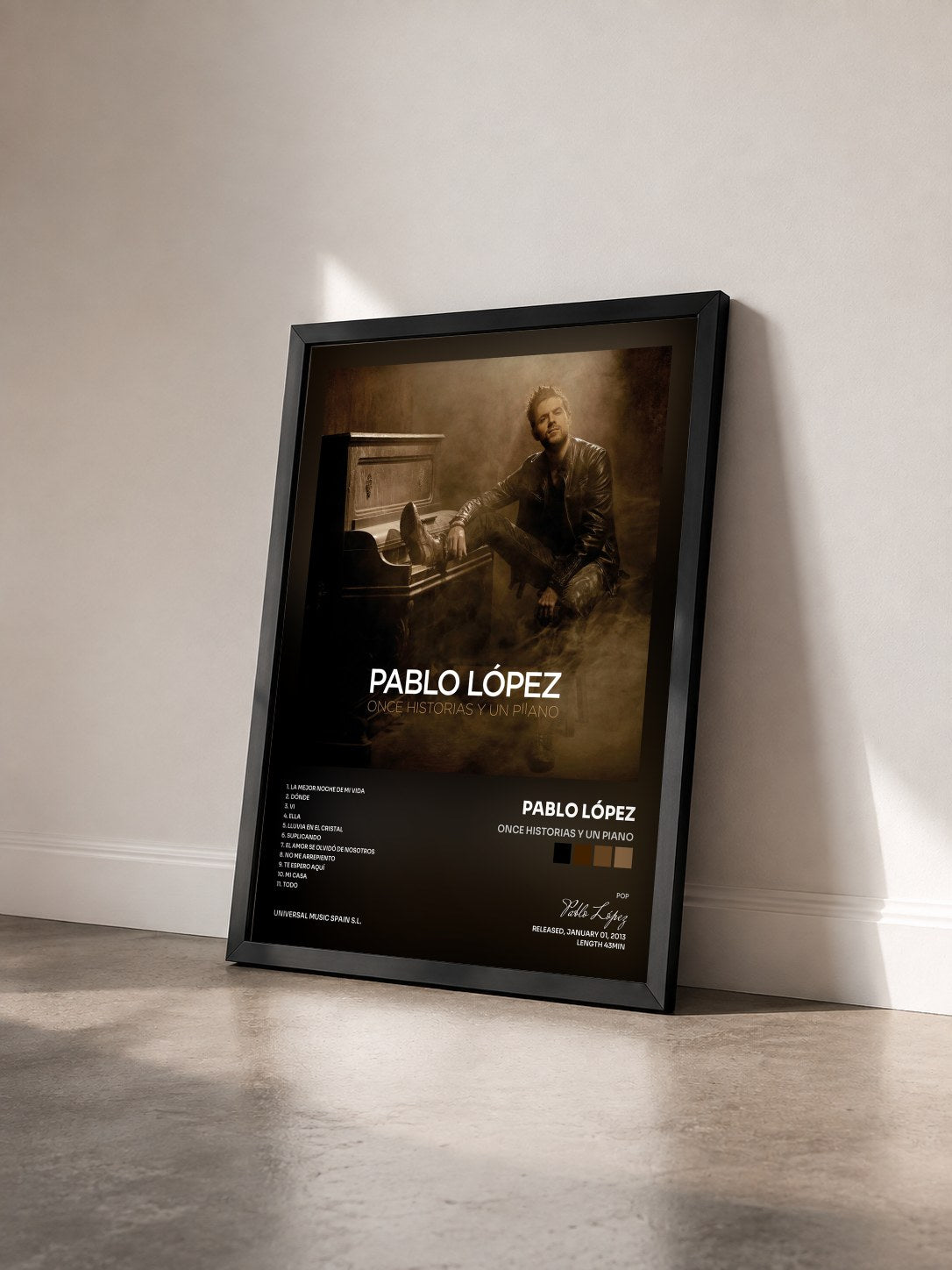 #noir Tableau de l'album Once Historias Y Un Piano de Pablo López vu de trois quarts, cadre noir