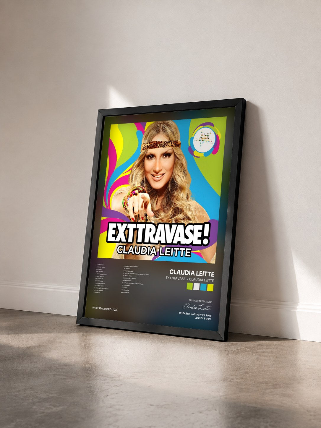 #noir Tableau de l'album Exttravase! - Claudia Leitte de Claudia Leitte vu de trois quarts, cadre noir