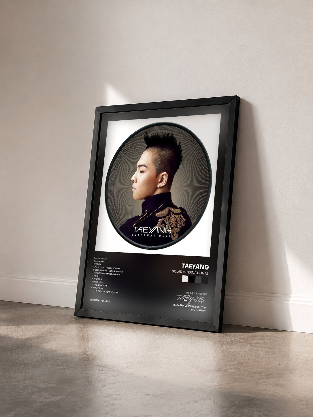 #noir Tableau de l'album Solar International de TAEYANG vu de trois quarts, cadre noir
