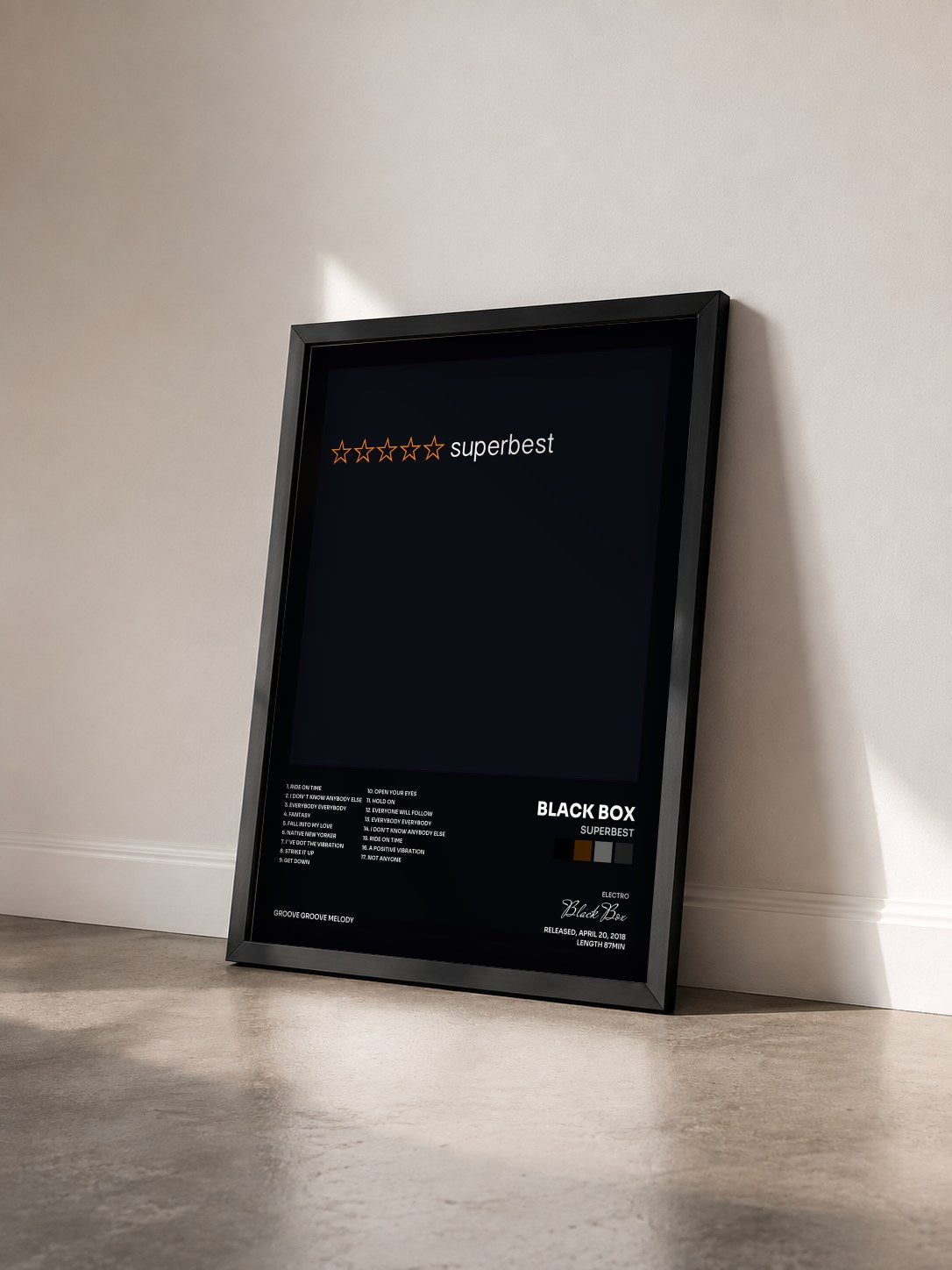 #noir Tableau de l'album Superbest de Black Box vu de trois quarts, cadre noir