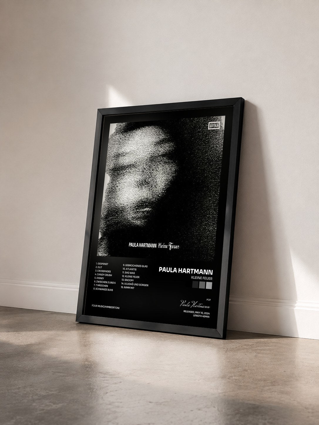 #noir Tableau de l'album kleine Feuer de Paula Hartmann vu de trois quarts, cadre noir