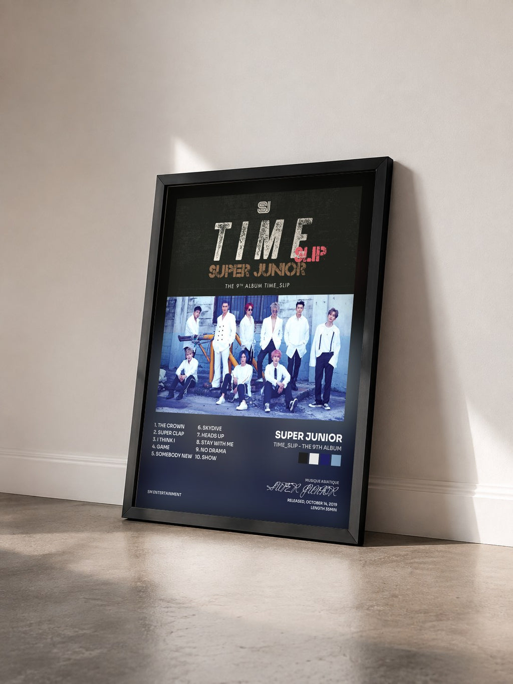 #noir Tableau de l'album Time_Slip - The 9th Album de SUPER JUNIOR vu de trois quarts, cadre noir
