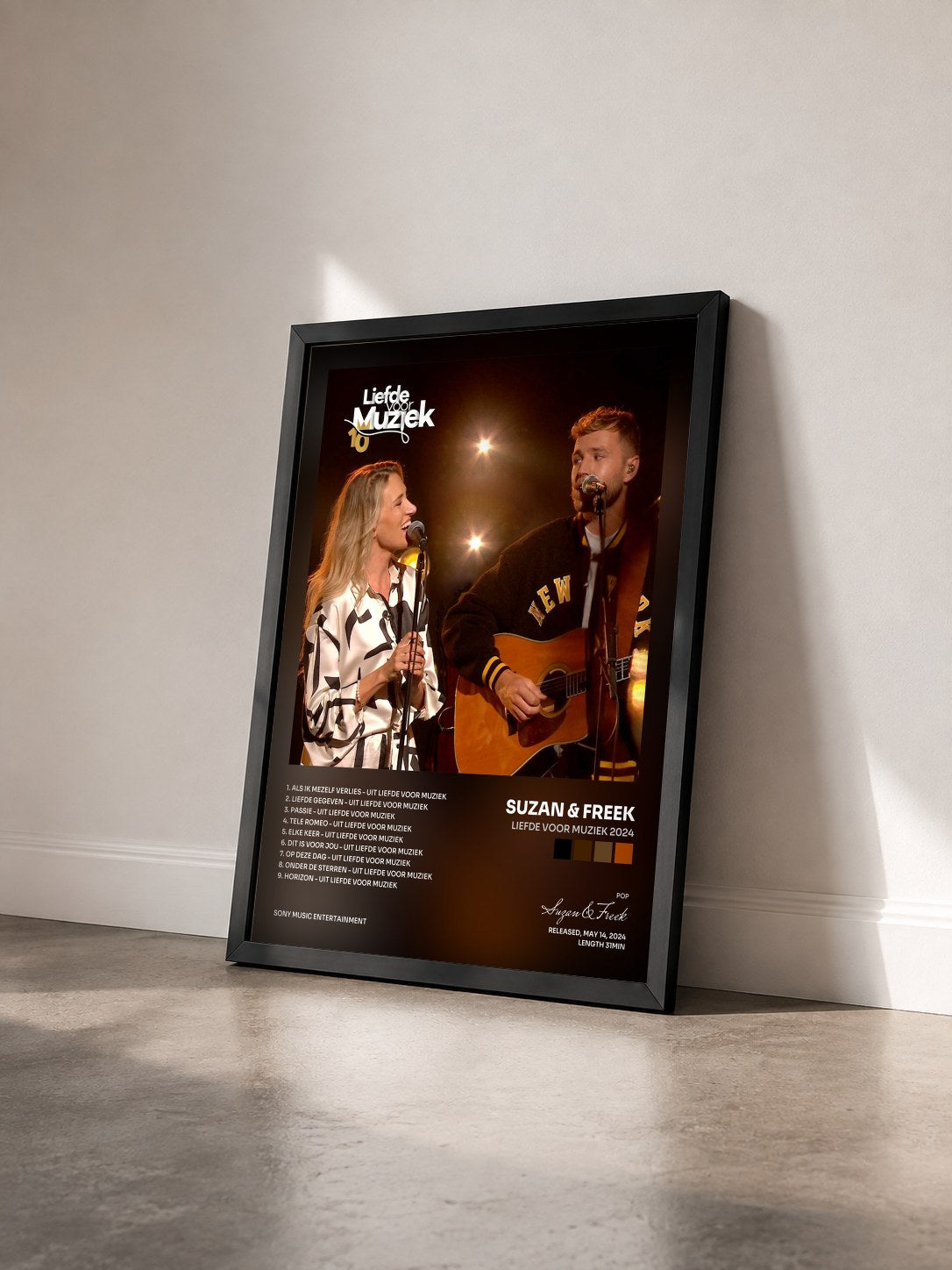 #noir Tableau de l'album Liefde Voor Muziek 2024 de Suzan & Freek vu de trois quarts, cadre noir
