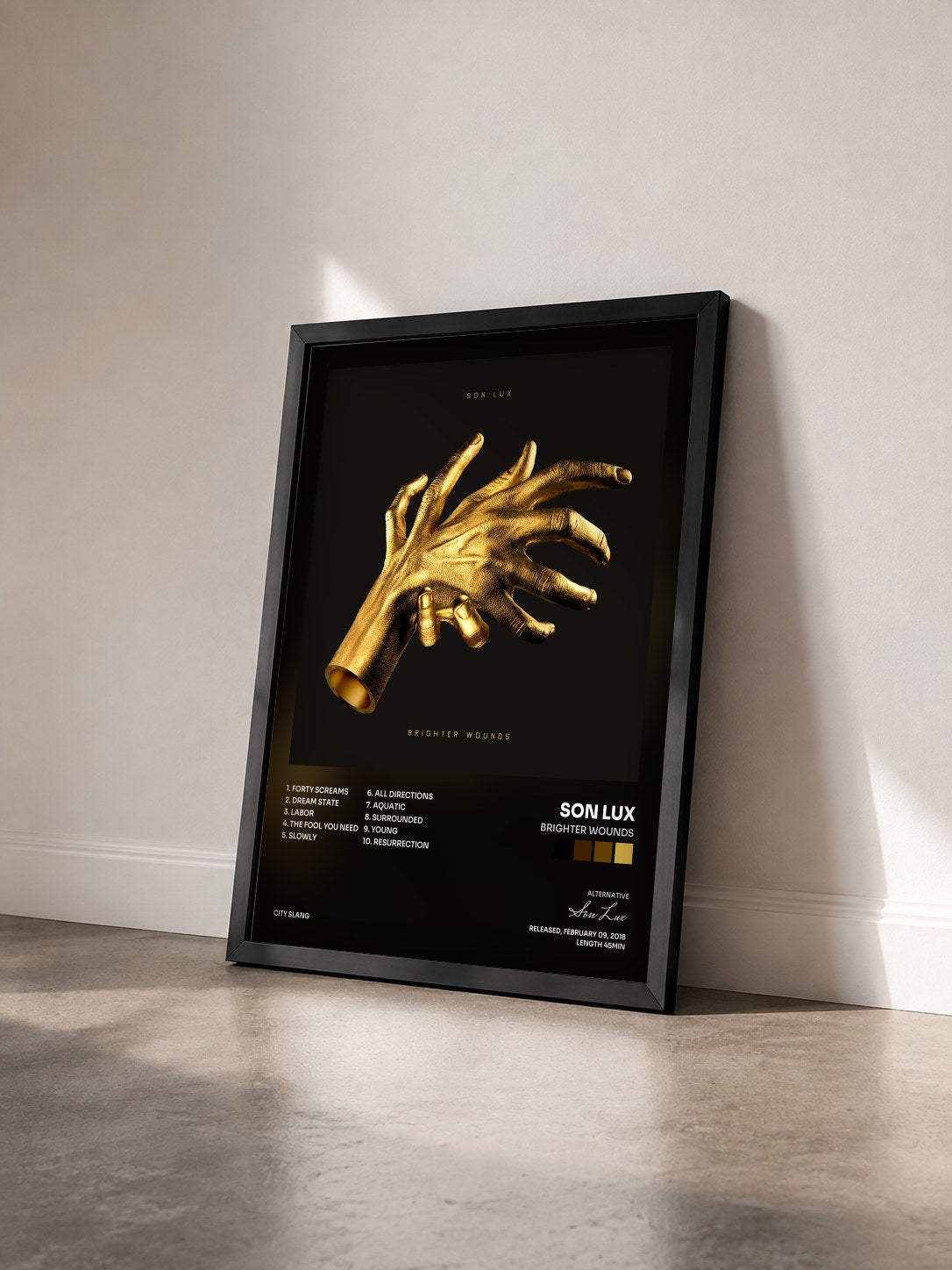 #noir Tableau de l'album Brighter Wounds de Son Lux vu de trois quarts, cadre noir