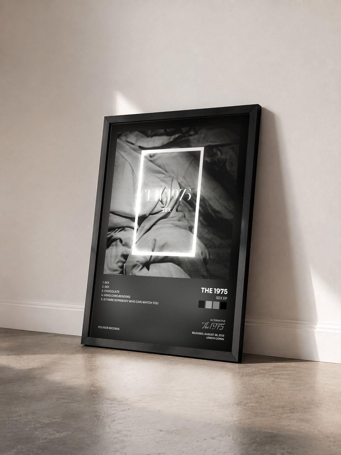 #noir Tableau de l'album Sex EP de The 1975 vu de trois quarts, cadre noir