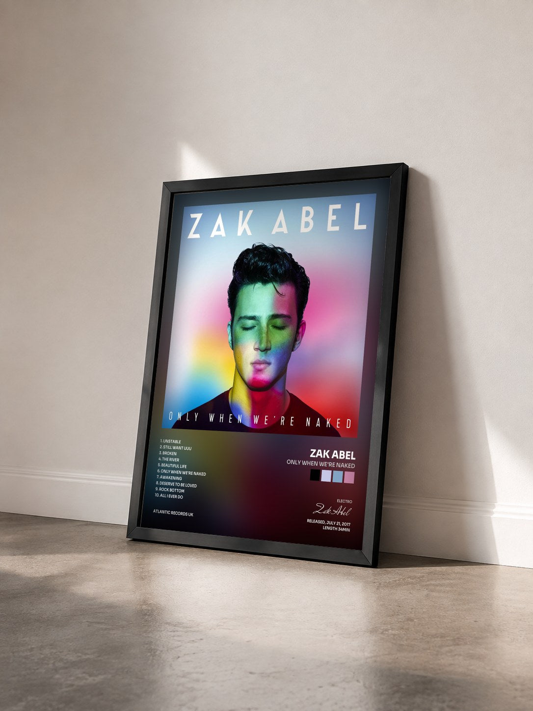 #noir Tableau de l'album Only When We're Naked de Zak Abel vu de trois quarts, cadre noir