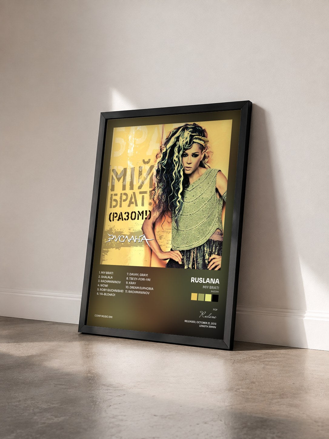 #noir Tableau de l'album Miy Brat! (Razom!) de Ruslana vu de trois quarts, cadre noir