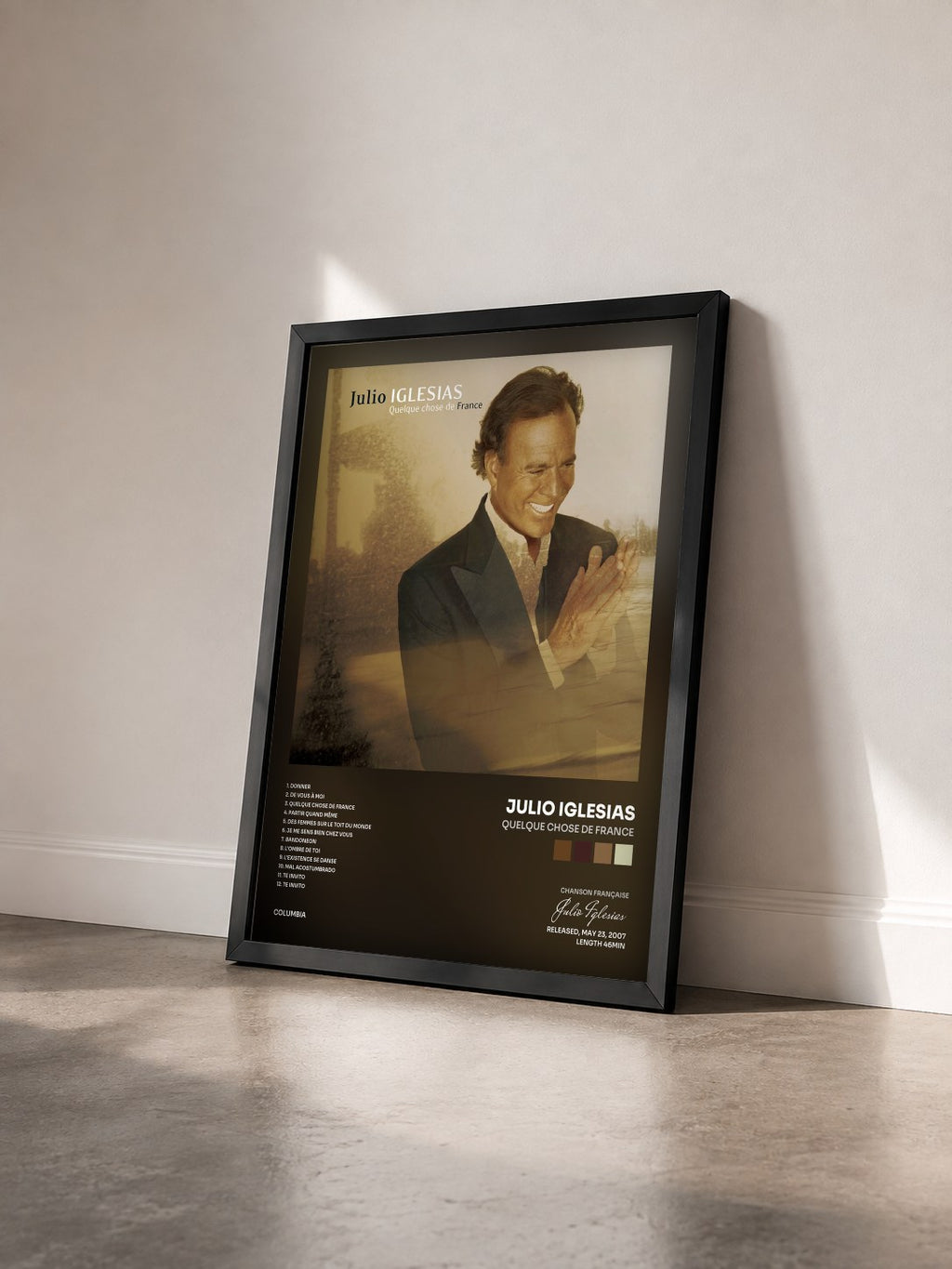 #noir Tableau de l'album Quelque chose de France de Julio Iglesias vu de trois quarts, cadre noir