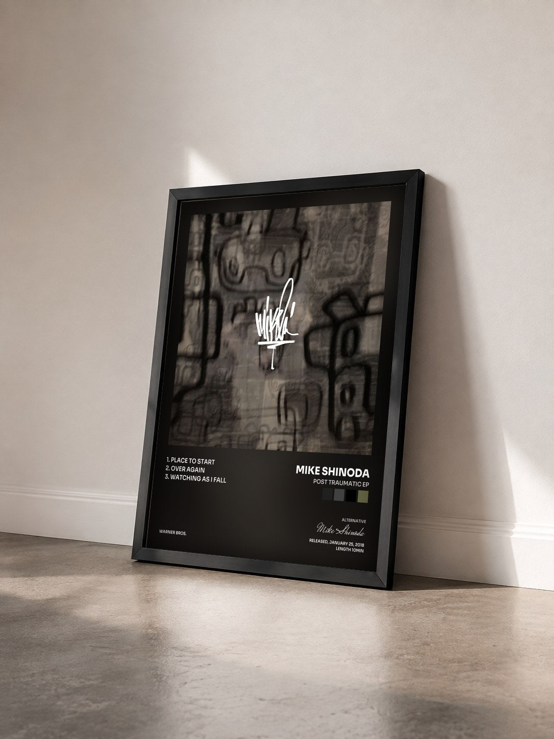 #noir Tableau de l'album Post Traumatic EP de Mike Shinoda vu de trois quarts, cadre noir