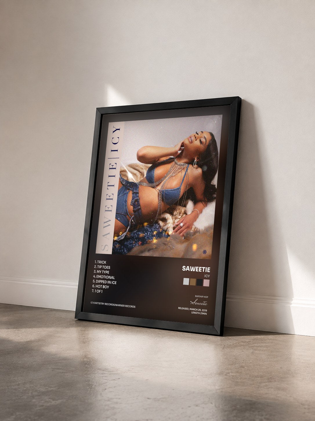 #noir Tableau de l'album ICY de Saweetie vu de trois quarts, cadre noir