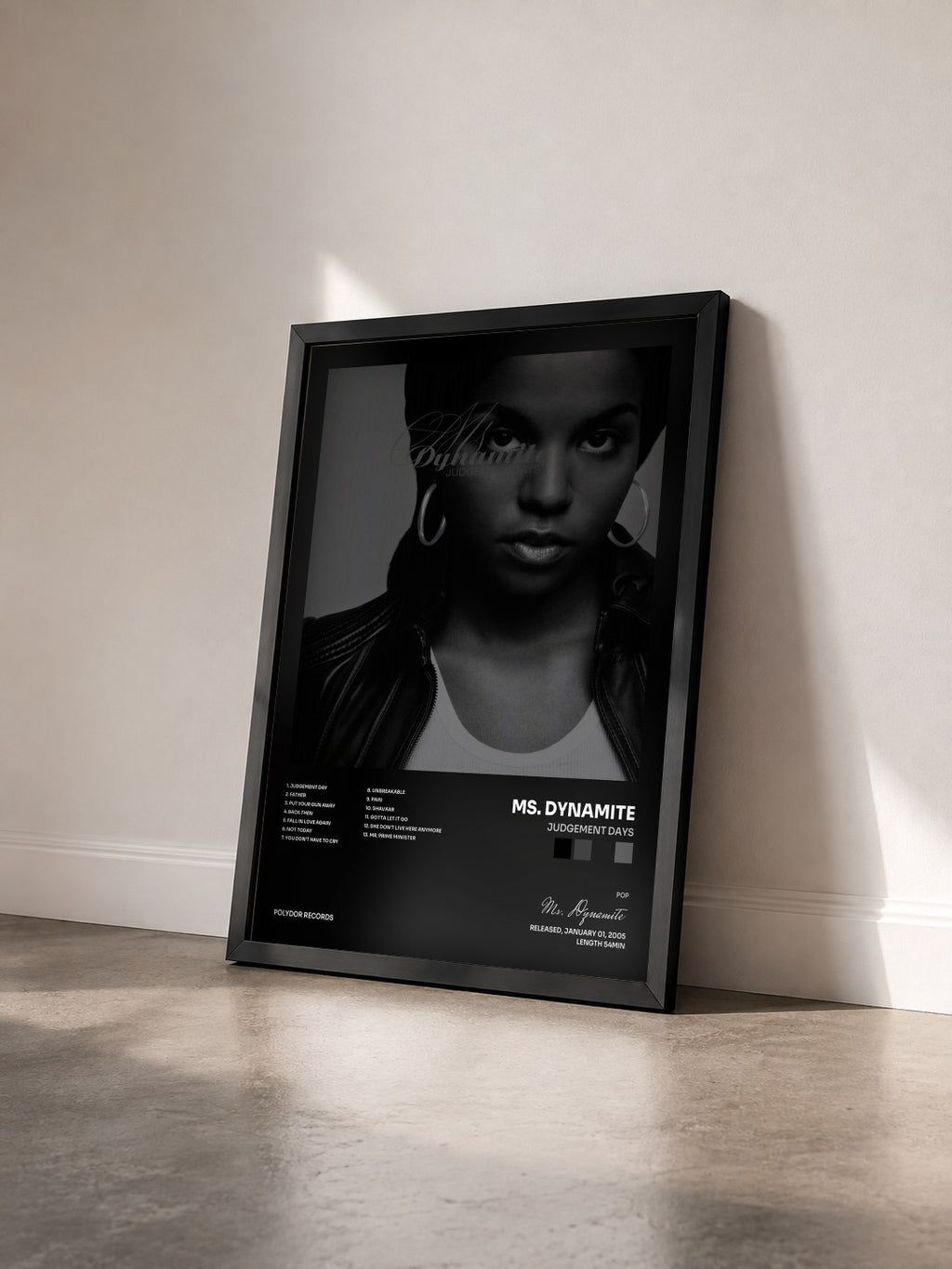 #noir Tableau de l'album Judgement Days de Ms. Dynamite vu de trois quarts, cadre noir