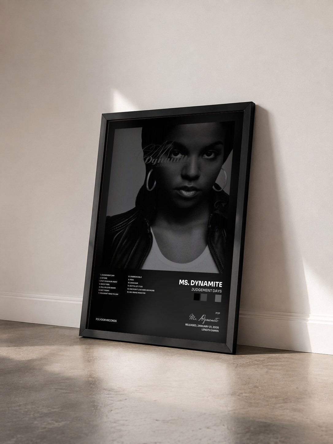 #noir Tableau de l'album Judgement Days de Ms. Dynamite vu de trois quarts, cadre noir