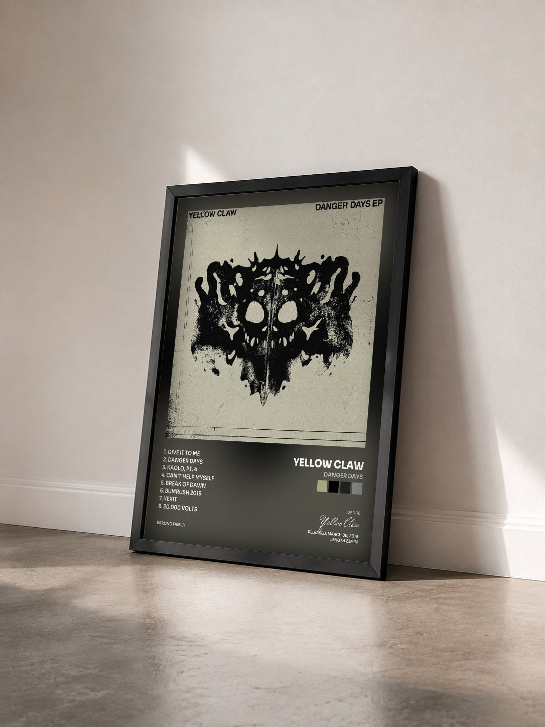 #noir Tableau de l'album Danger Days de Yellow Claw vu de trois quarts, cadre noir