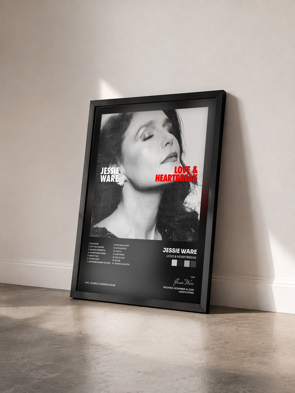 #noir Tableau de l'album Love & Heartbreak de Jessie Ware vu de trois quarts, cadre noir