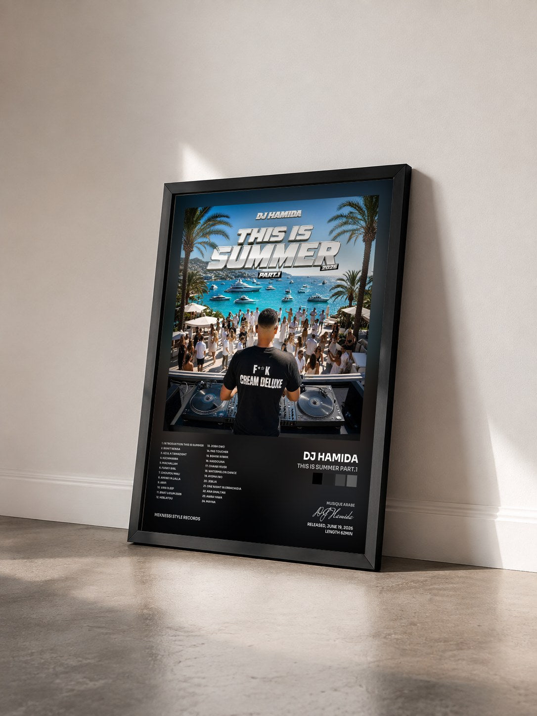 #noir Tableau de l'album THIS IS SUMMER PART.1 de DJ Hamida vu de trois quarts, cadre noir