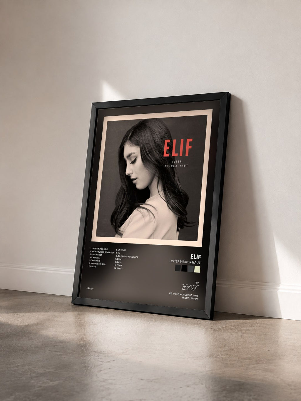 #noir Tableau de l'album Unter meiner Haut de ELIF vu de trois quarts, cadre noir