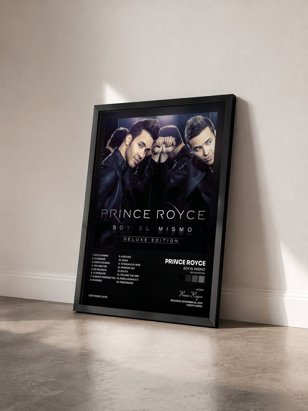 #noir Tableau de l'album Soy El Mismo (Deluxe Edition) de Prince Royce vu de trois quarts, cadre noir
