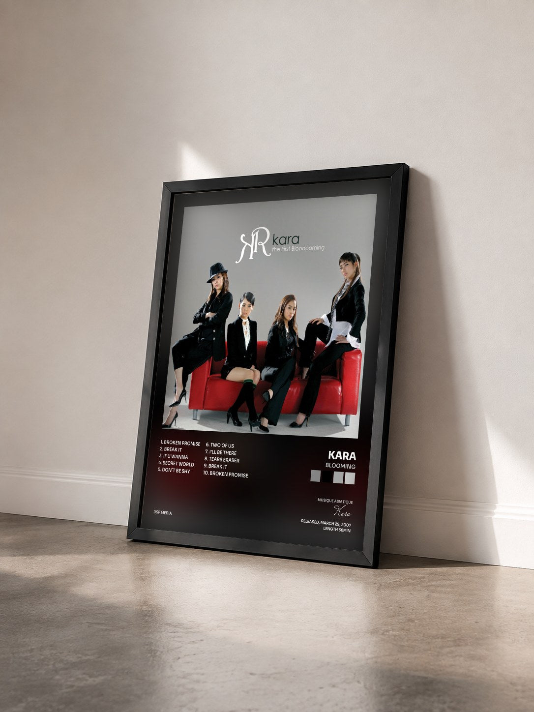 #noir Tableau de l'album Blooming de Kara vu de trois quarts, cadre noir