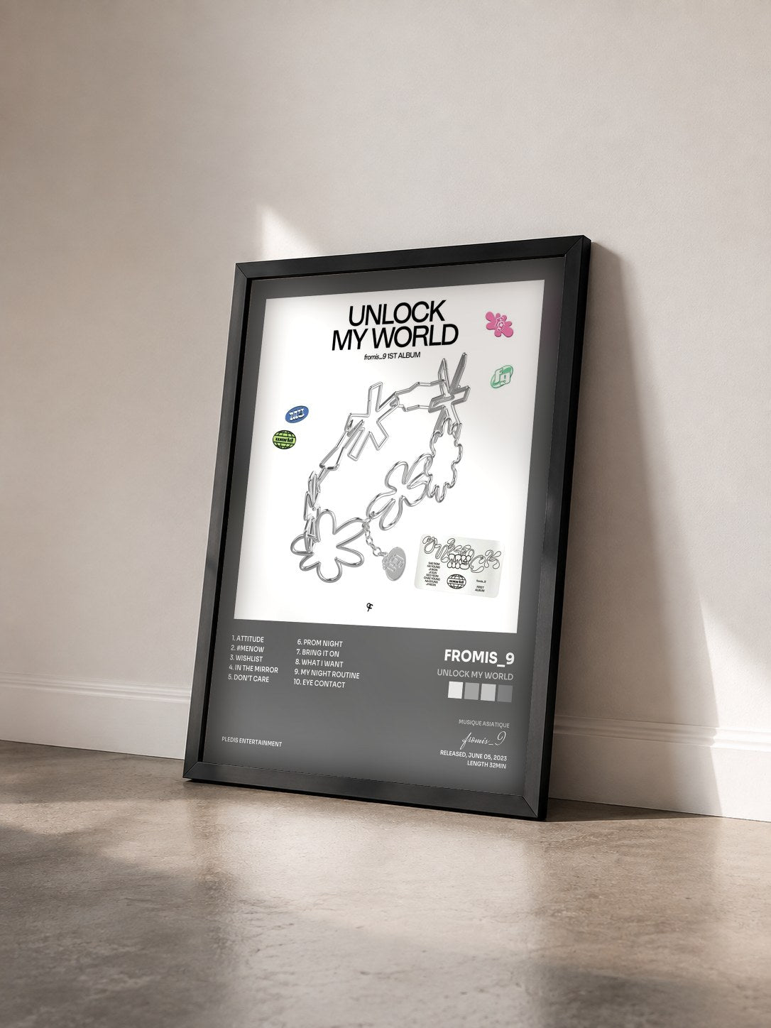 #noir Tableau de l'album Unlock My World de fromis_9 vu de trois quarts, cadre noir