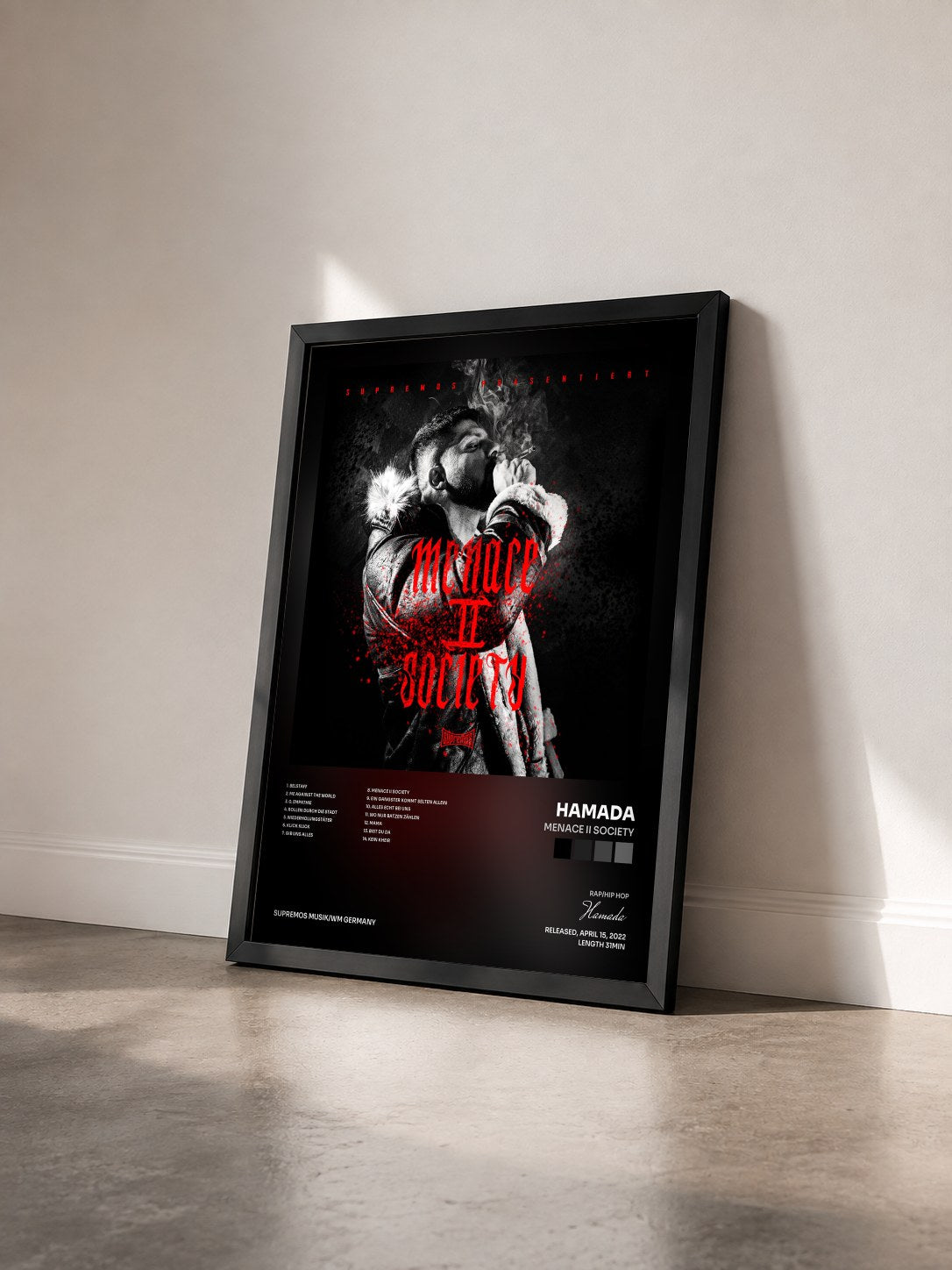 #noir Tableau de l'album Menace II Society de Hamada vu de trois quarts, cadre noir