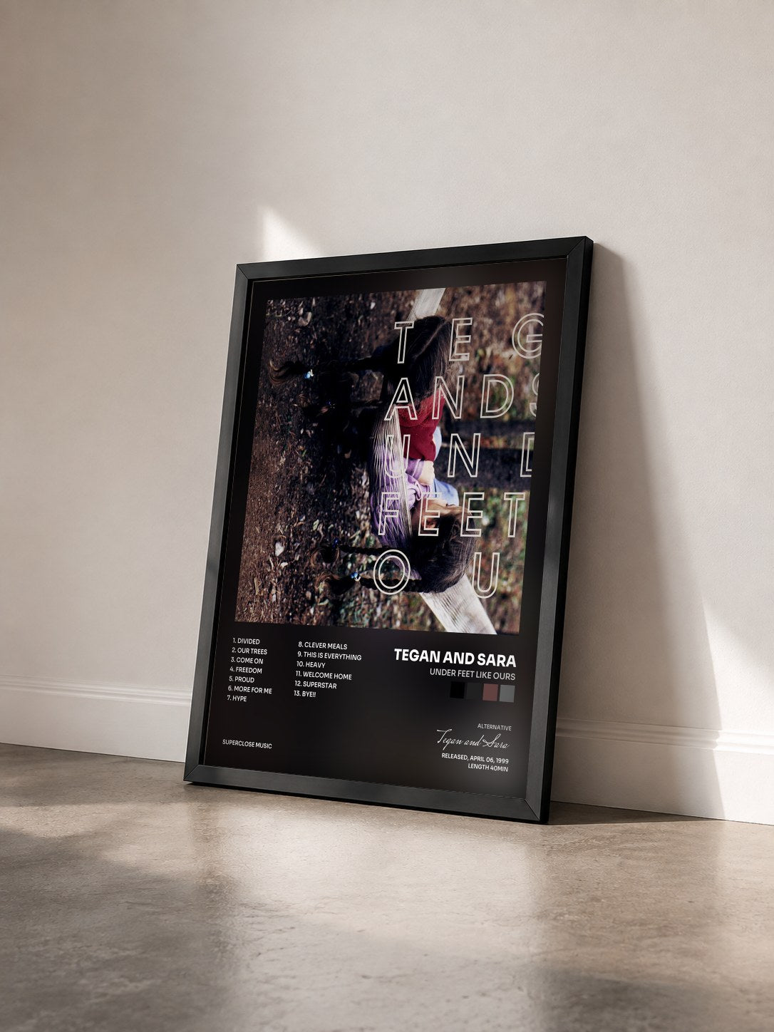 #noir Tableau de l'album Under Feet Like Ours de Tegan and Sara vu de trois quarts, cadre noir