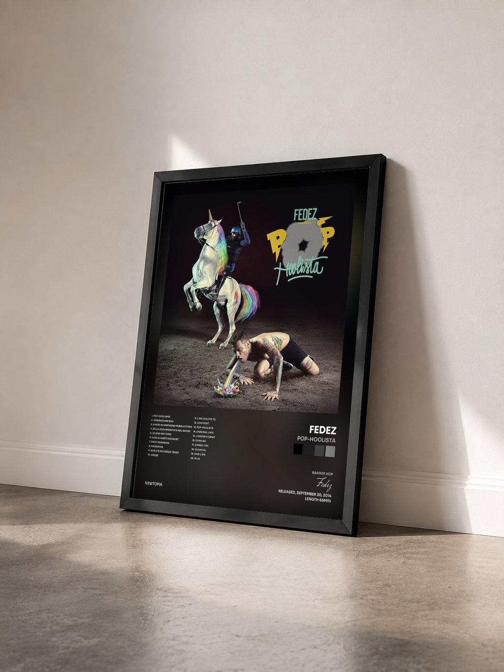 #noir Tableau de l'album Pop-hoolista de Fedez vu de trois quarts, cadre noir