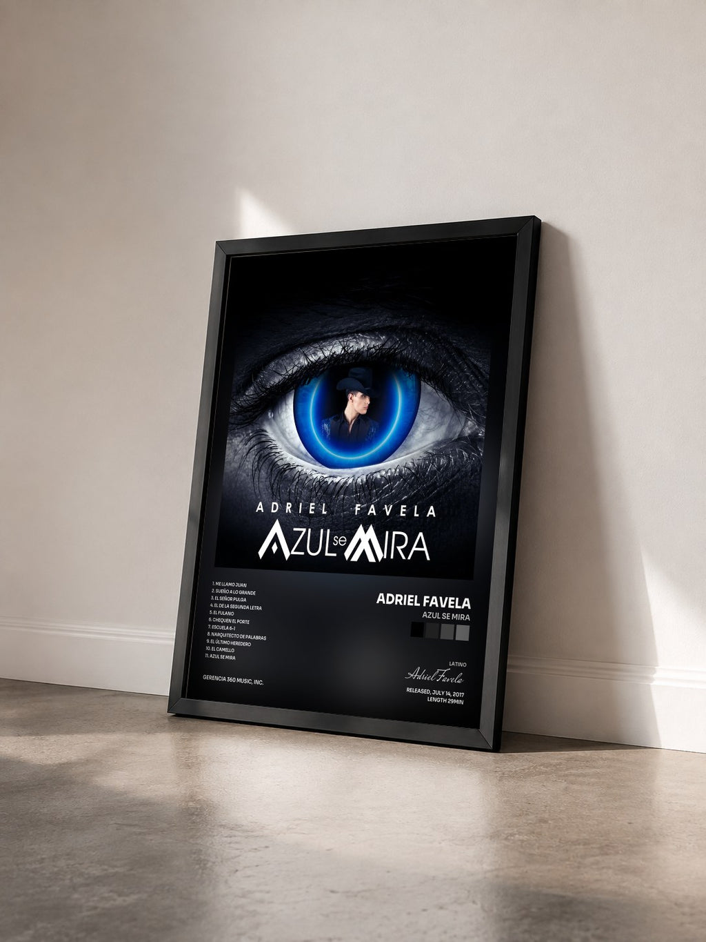 #noir Tableau de l'album Azul Se Mira de Adriel Favela vu de trois quarts, cadre noir
