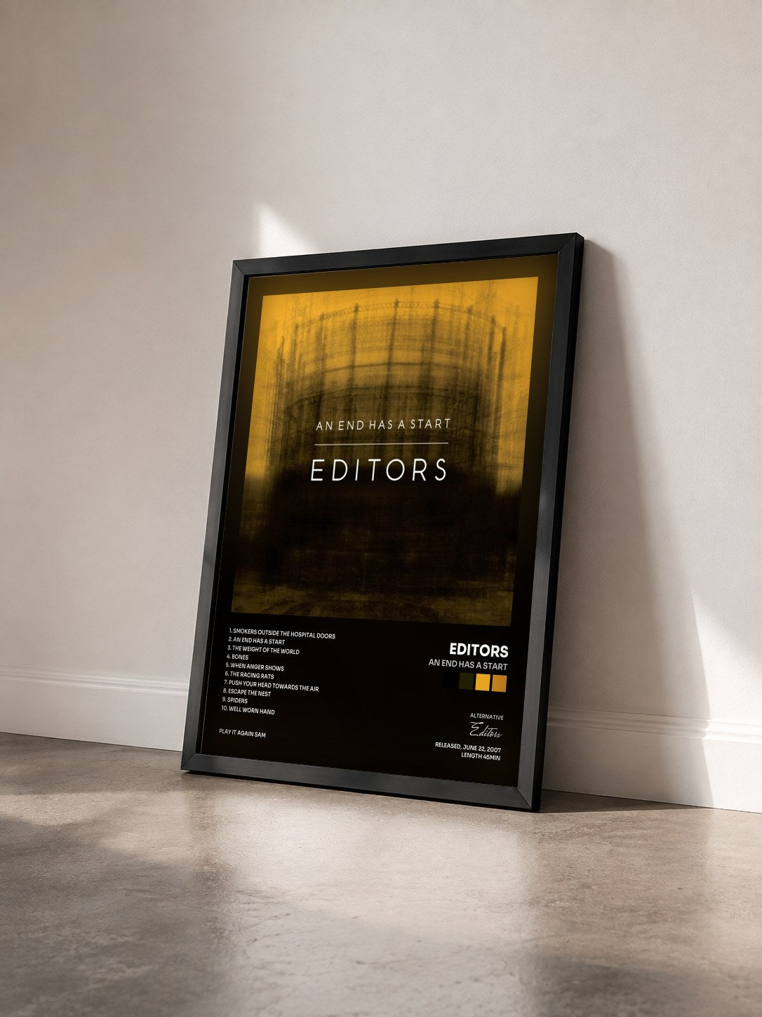 #noir Tableau de l'album An End Has a Start de Editors vu de trois quarts, cadre noir