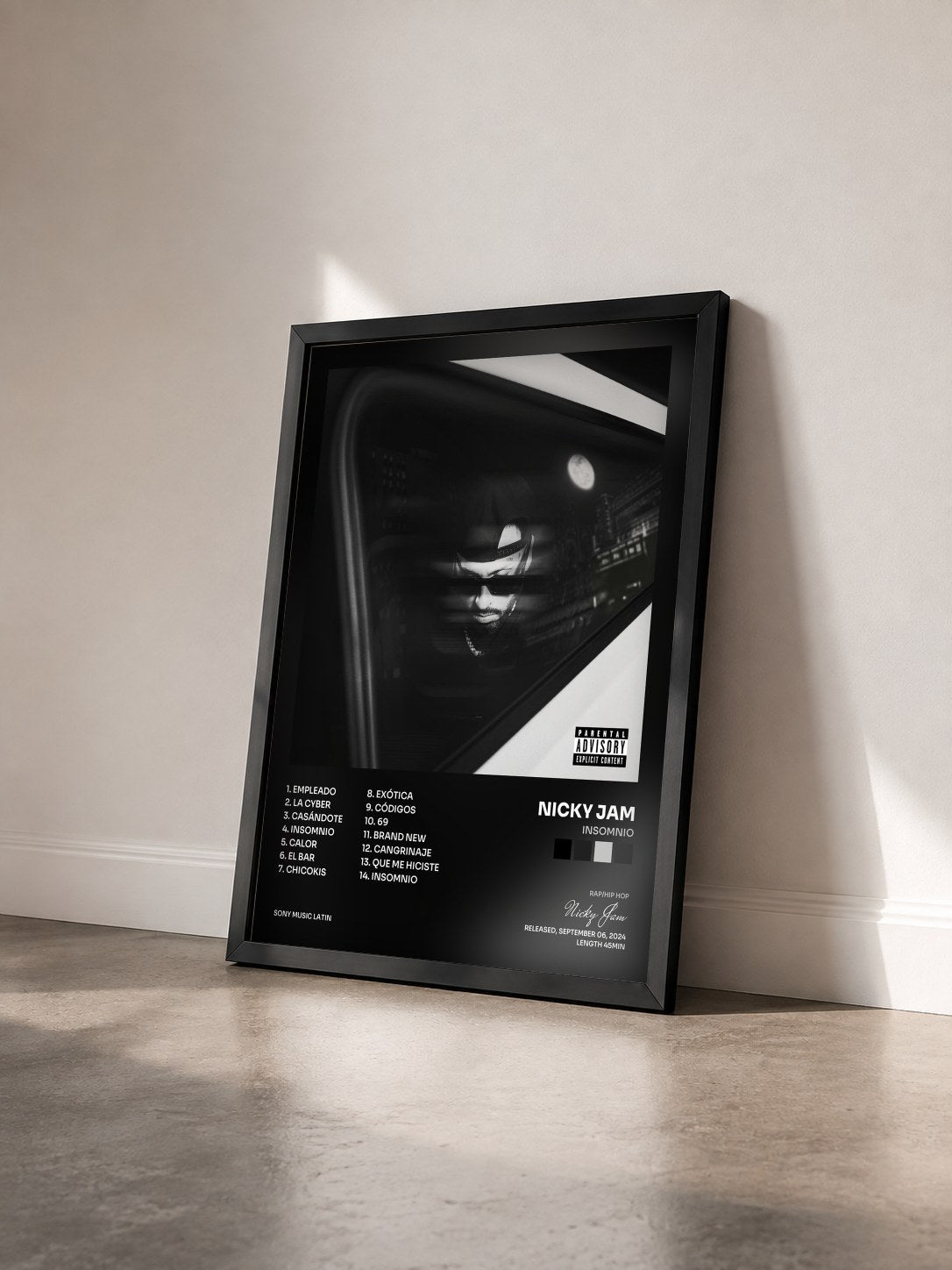 #noir Tableau de l'album INSOMNIO de Nicky Jam vu de trois quarts, cadre noir