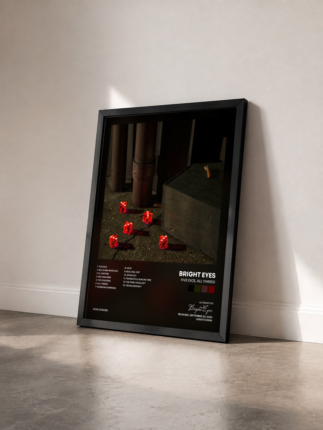 #noir Tableau de l'album Five Dice, All Threes de Bright Eyes vu de trois quarts, cadre noir