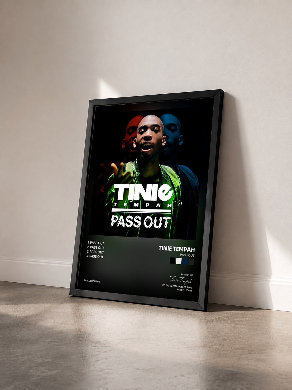 #noir Tableau de l'album Pass Out de Tinie Tempah vu de trois quarts, cadre noir