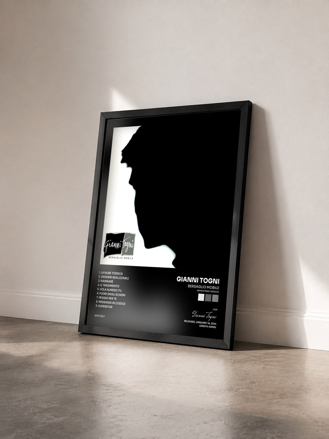 #noir Tableau de l'album Bersaglio mobile (Remastered Version) de Gianni Togni vu de trois quarts, cadre noir