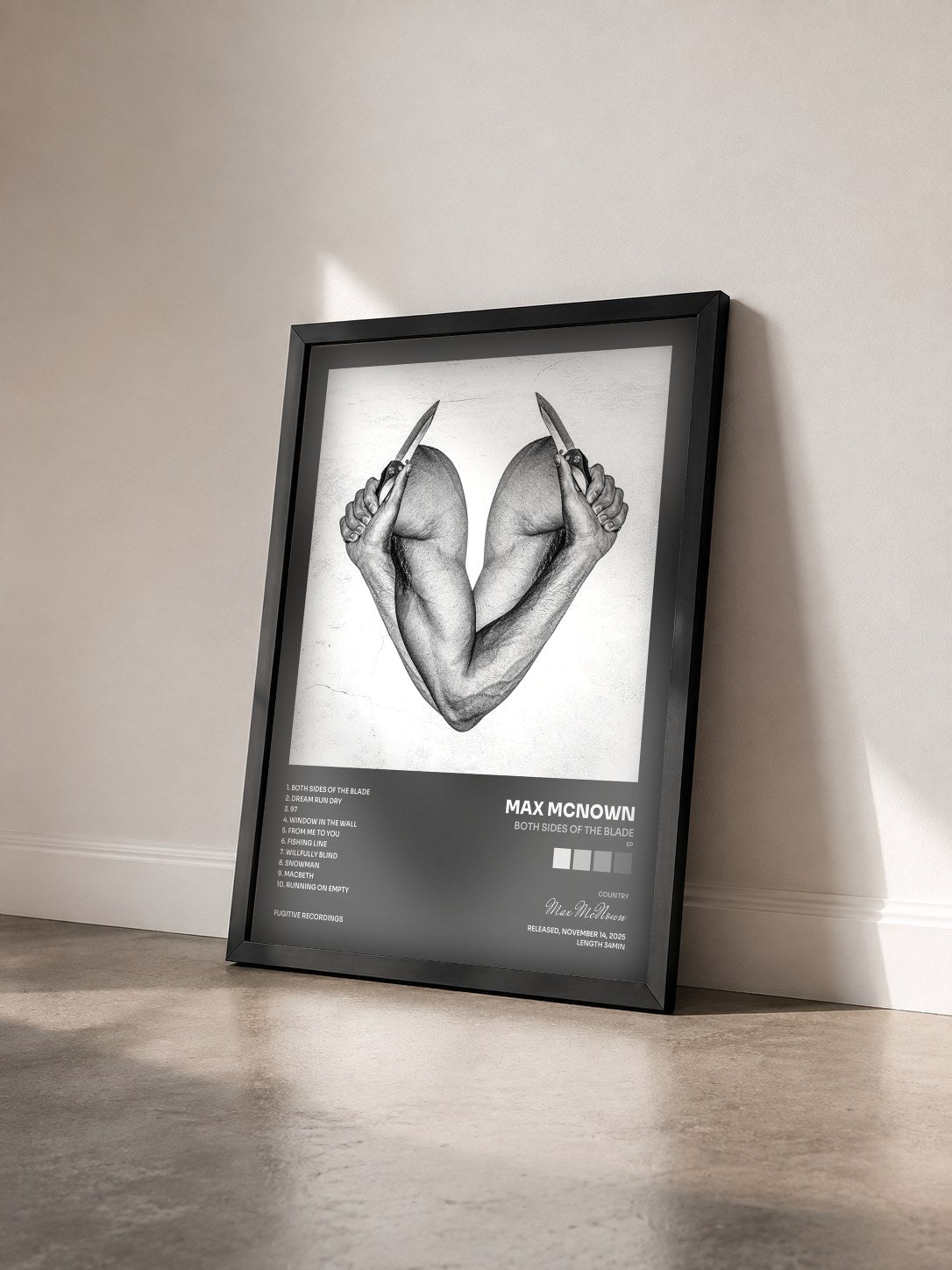 #noir Tableau de l'album Both Sides of the Blade (EP) de Max McNown vu de trois quarts, cadre noir