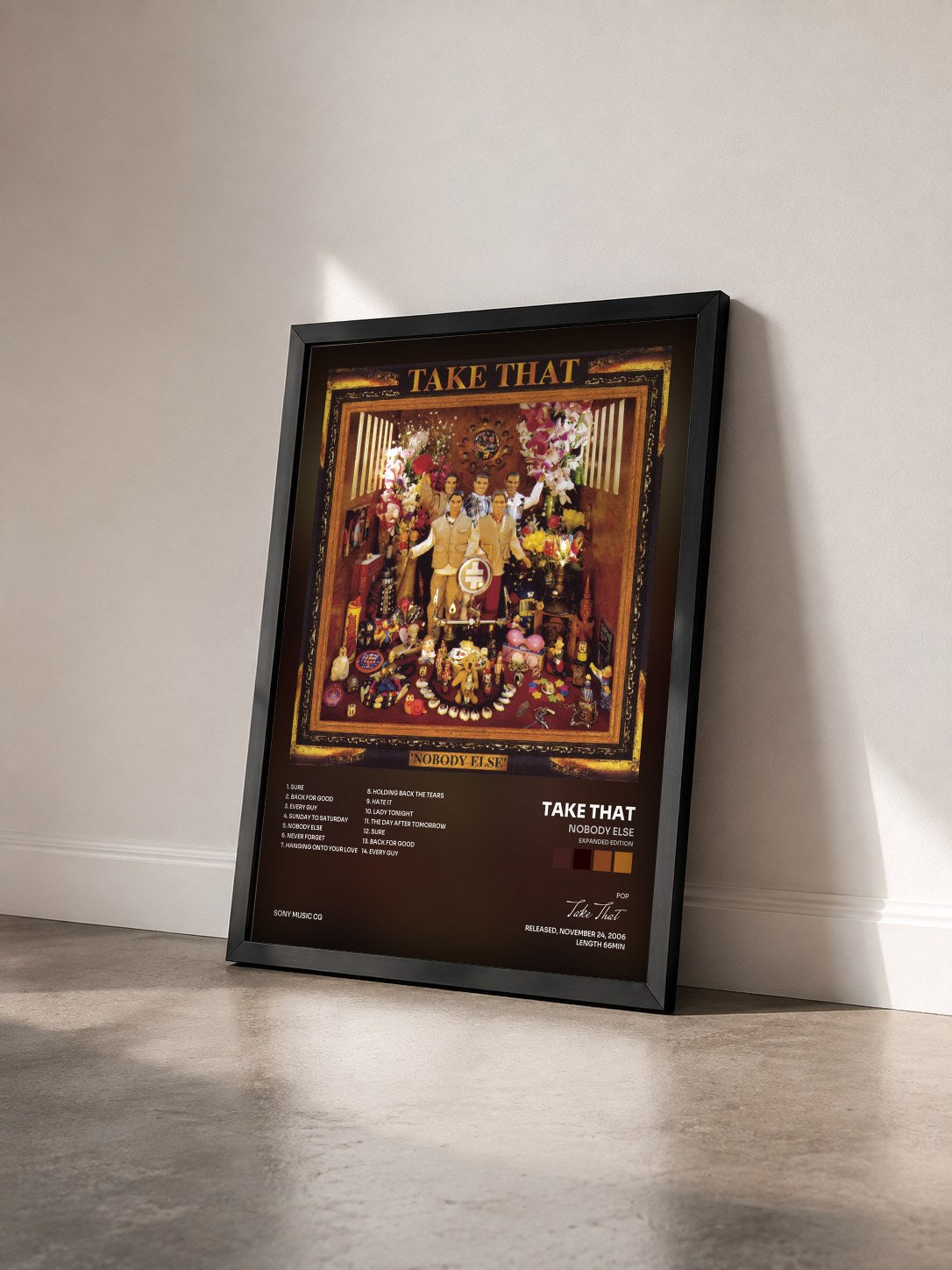 #noir Tableau de l'album Nobody Else (Expanded Edition) de Take That vu de trois quarts, cadre noir