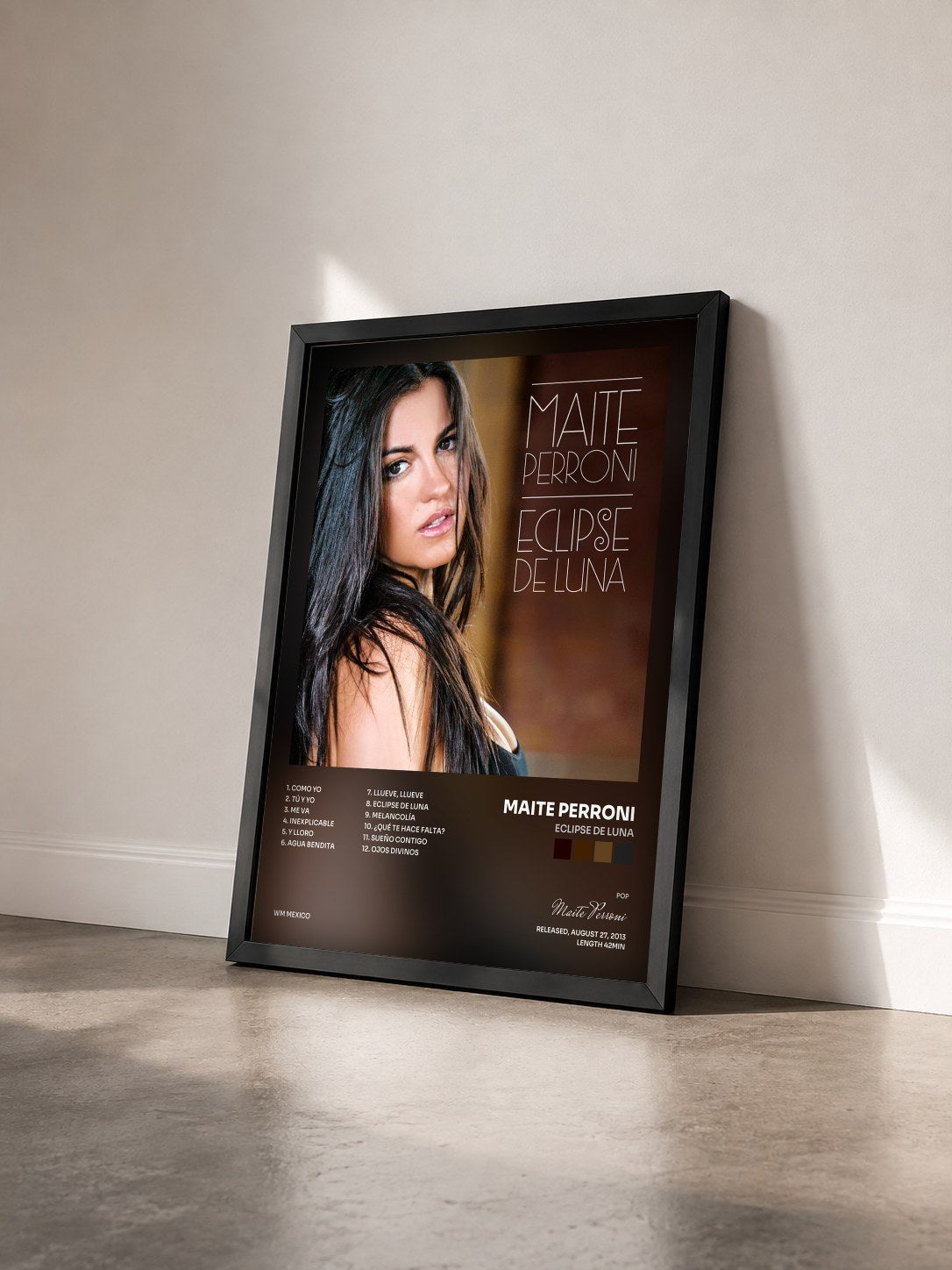 #noir Tableau de l'album Eclipse De Luna de Maite Perroni vu de trois quarts, cadre noir